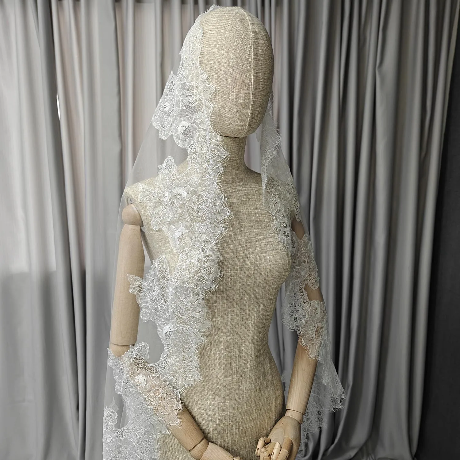 

Customized Wedding Veil with Chantilly Eyelash Lace, 2m/2.5m/3m Mantilla Veil, Ivory Bridal Veil with Hidden Comb