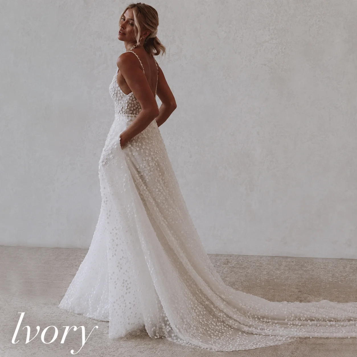 Customized Elegant Tulle Wedding Dresse With Pocket Deep V-Neck Spaghetti Strap Bridal Gowns Beach Open Back Vestido Sweep Train