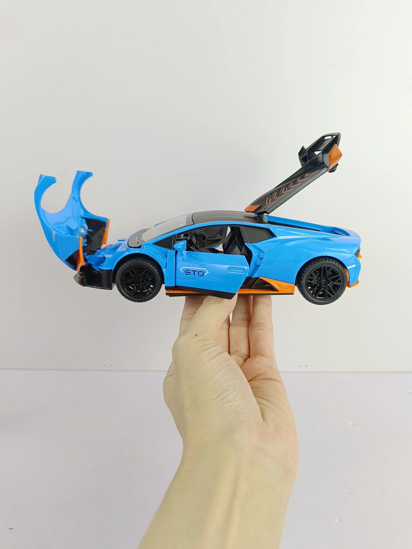 1:24 simulación Lamborghini Huracan STO puertas de modelo de coche de aleación y capó de motor, el maletero se puede abrir detalles ricos mano de obra fina