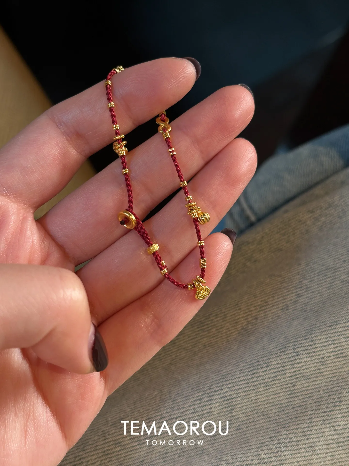 

Браслет ручной работы с позолоченным маленьким кулоном Панчан и красной плетеной нитью для женщин, на Новый год 2026, Год Лошади, счастливый подарок