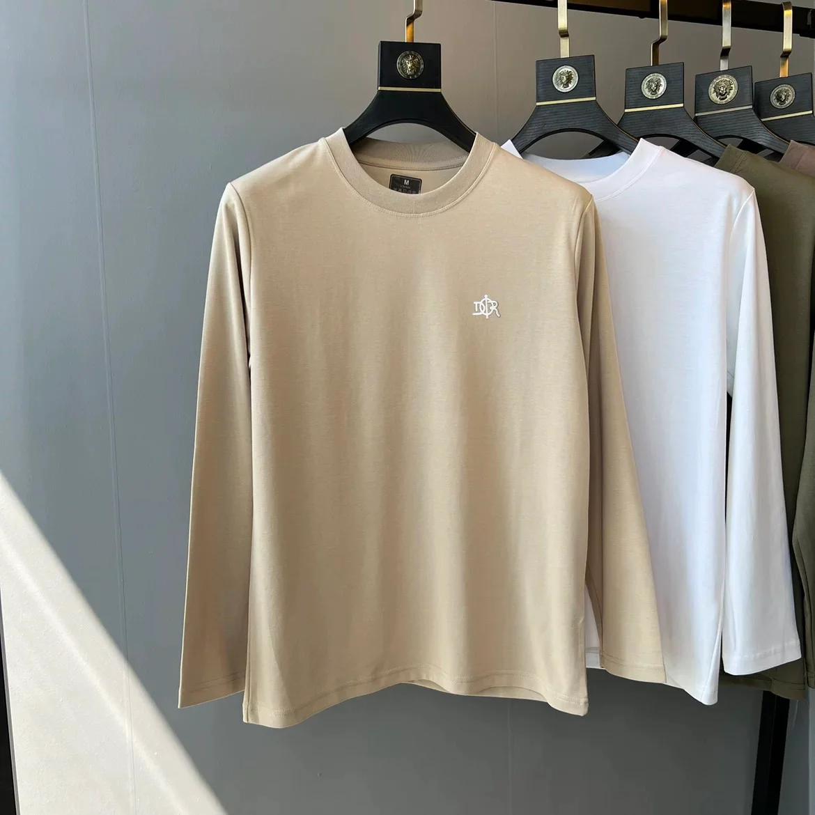 الراقية أزياء طويلة الأكمام تي شيرت العلامة التجارية تنقش تصميم الرجال الخريف جديد مريح وتنفس عارضة جولة الرقبة أعلى
