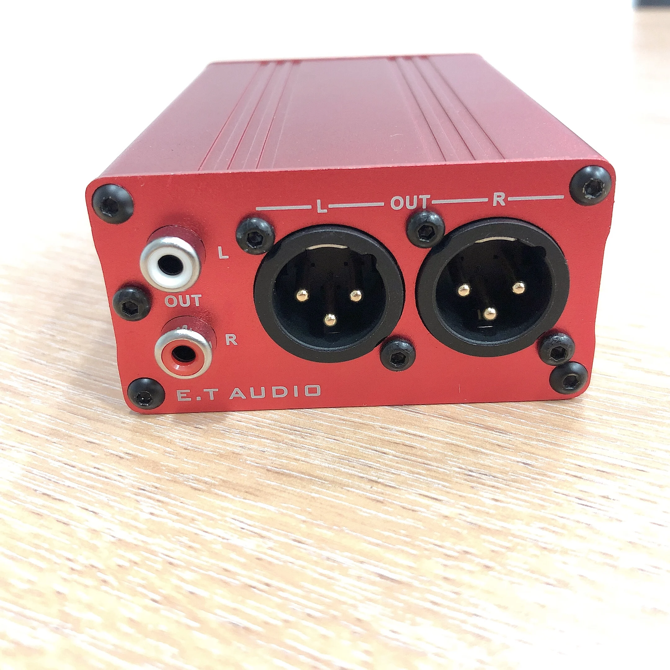 USB interface sound card supports balanced analog +AES/EBU+RCA+ coaxial SPDIF output.