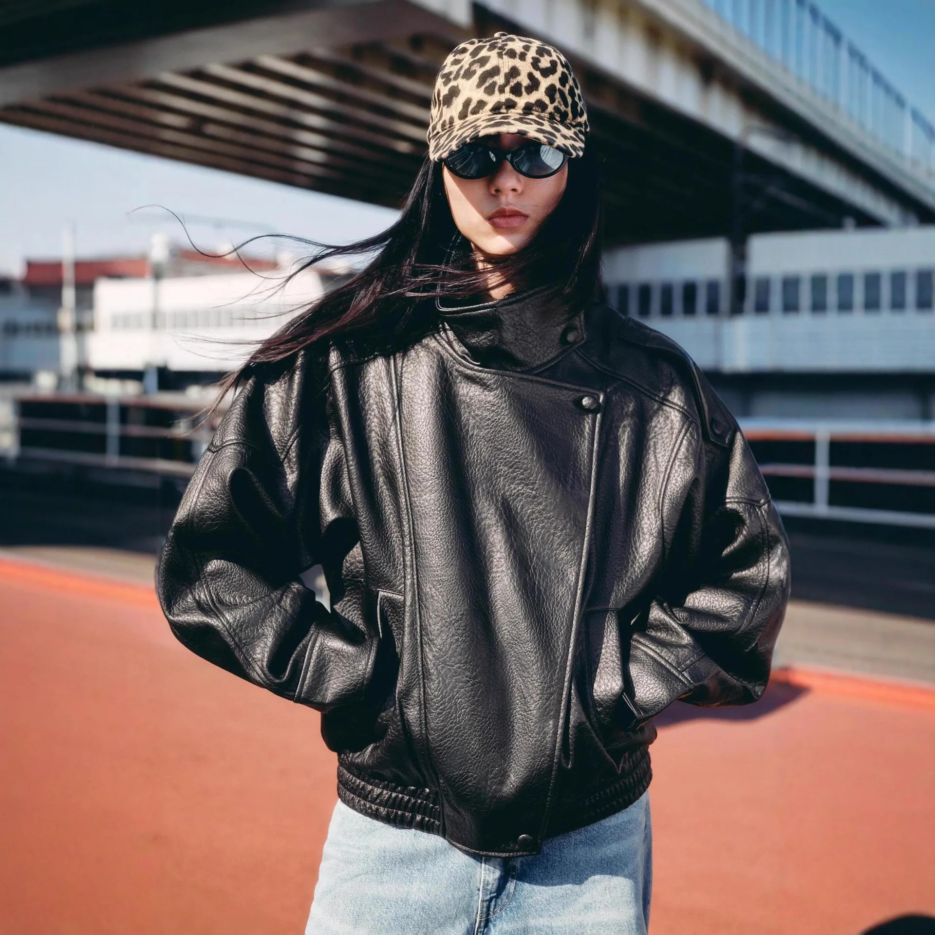 

Женская модная куртка из искусственной кожи с двойным воротником и узором «Личи» в уличном стиле, осень 2025, новинка, универсальная модель 1TKF