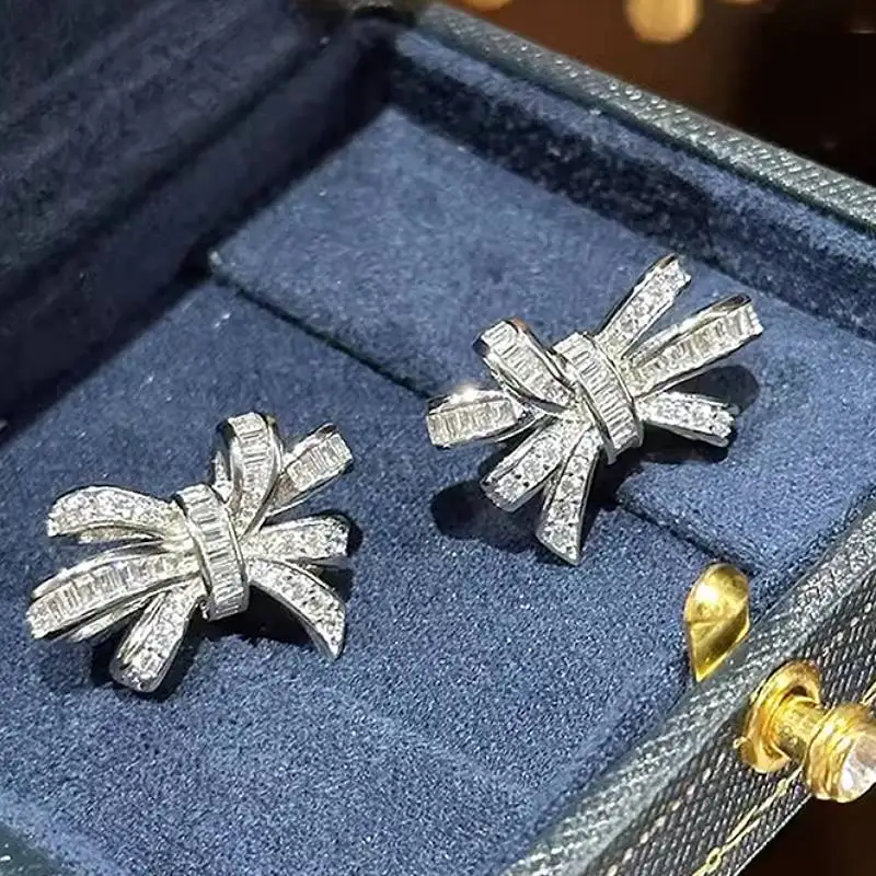 Huitan Ästhetische Damen-Ohrstecker mit Schleife-Design, eingelegt, voll glänzend, CZ, Modeaccessoires für Party, Verlobung, schicker Schmuck