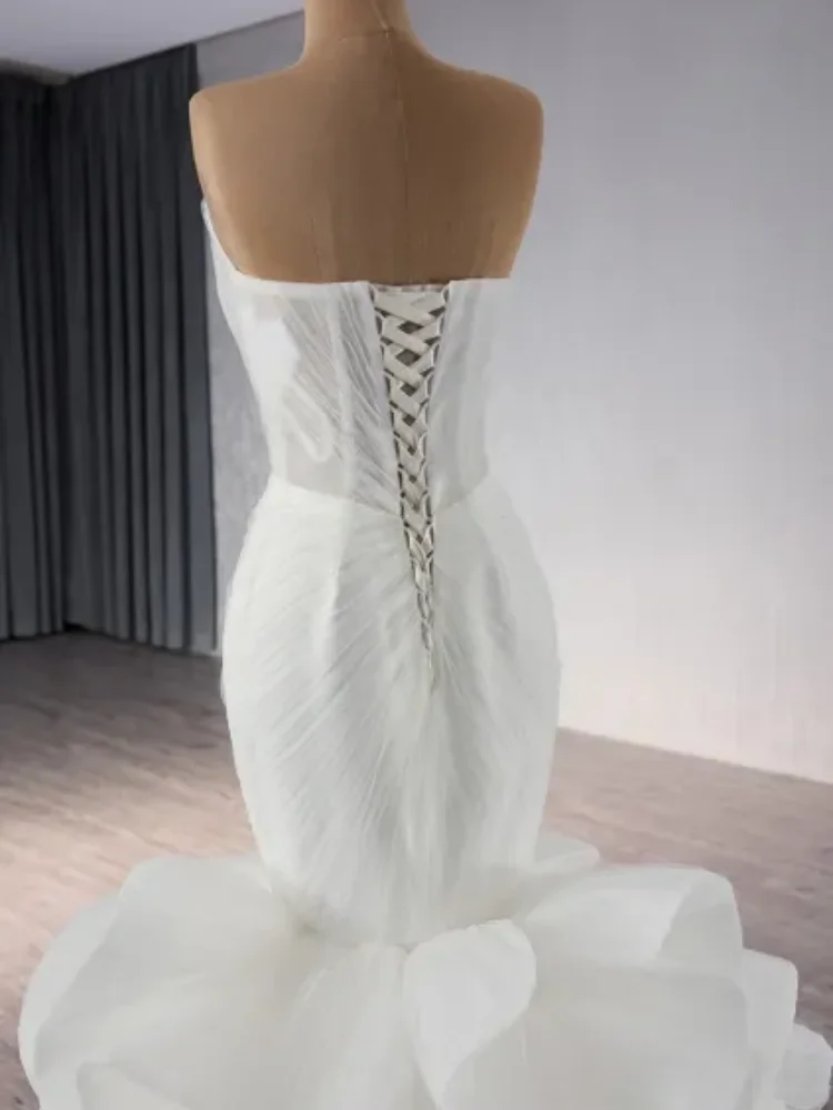 2025 Vestido de novia personalizado para mujer, diseño sin tirantes en V profundo, falda en forma de cola de pez con lentejuelas y perlas y pliegues en capas