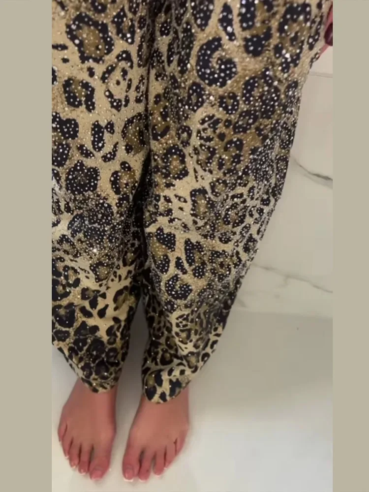 ヒョウ柄光沢のあるラインストーン女性デニムパンツストレートだぶだぶのフルダイヤモンドジーンズハイストリートセクシーな夏のコンフォートフィットパンツ