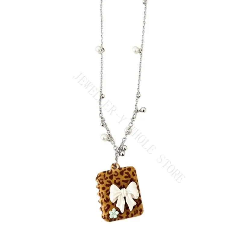 R7UF Complete Pendant Necklace with Chain and Patterned Focal Accent