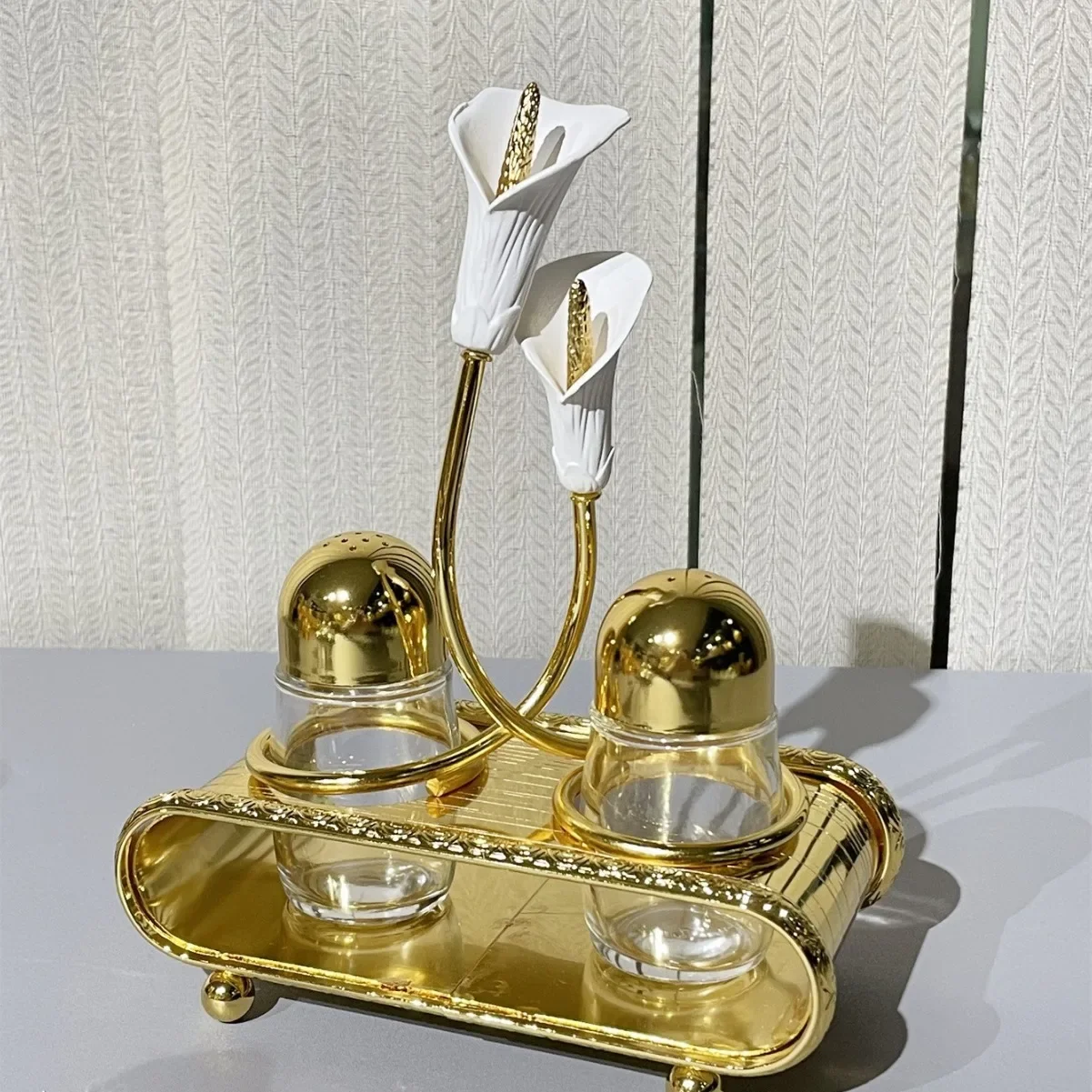 new-design-kitchen-condiment-containers-set-salt-pepper-shakeks-bottle-jar-glass-set-and-metal-cover-with-lily-flower