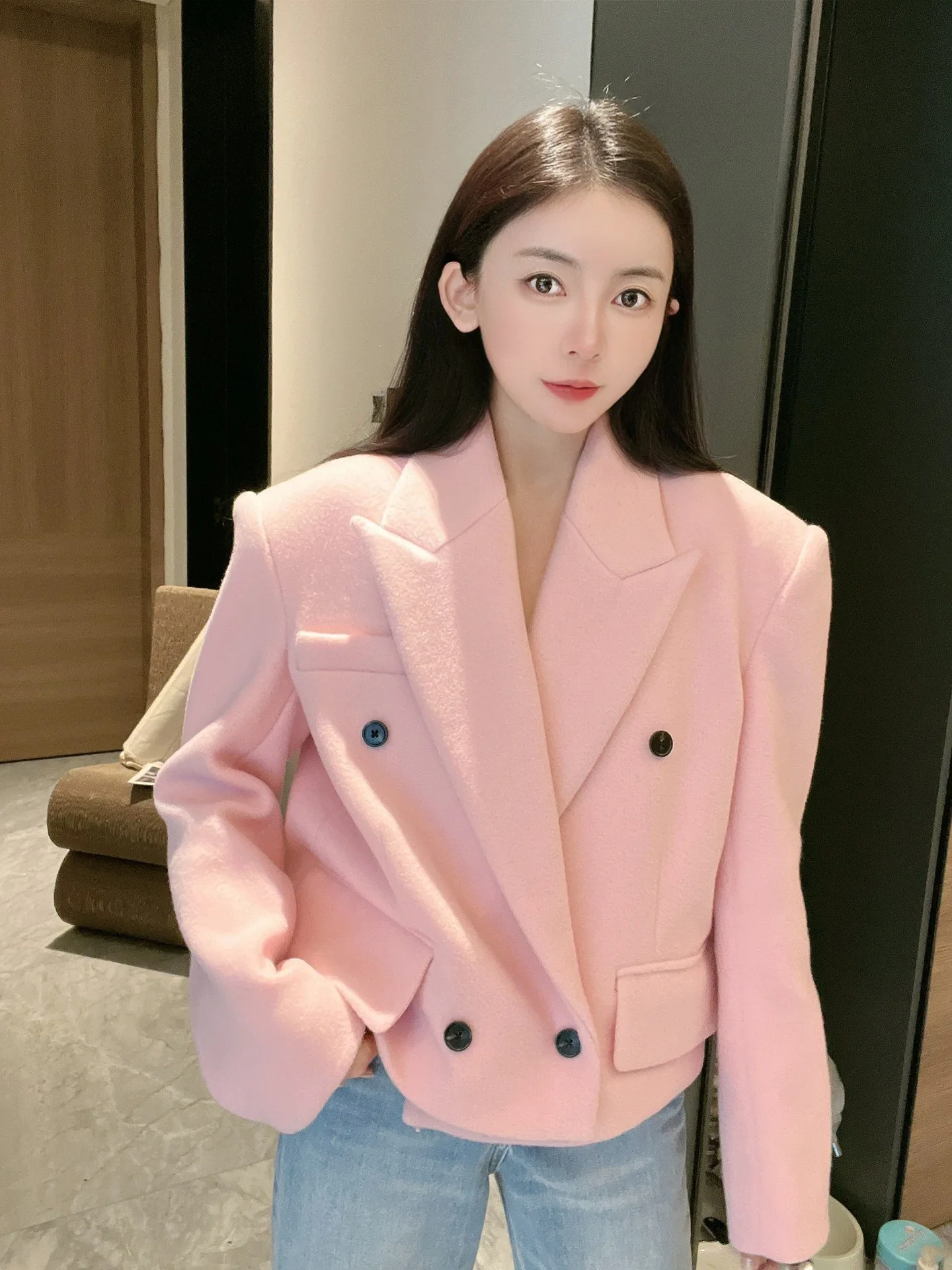 

Новая зимняя модель: свободный укороченный пиджак с V-образным вырезом и отложным воротником, универсальный, в двух цветах, женская мода