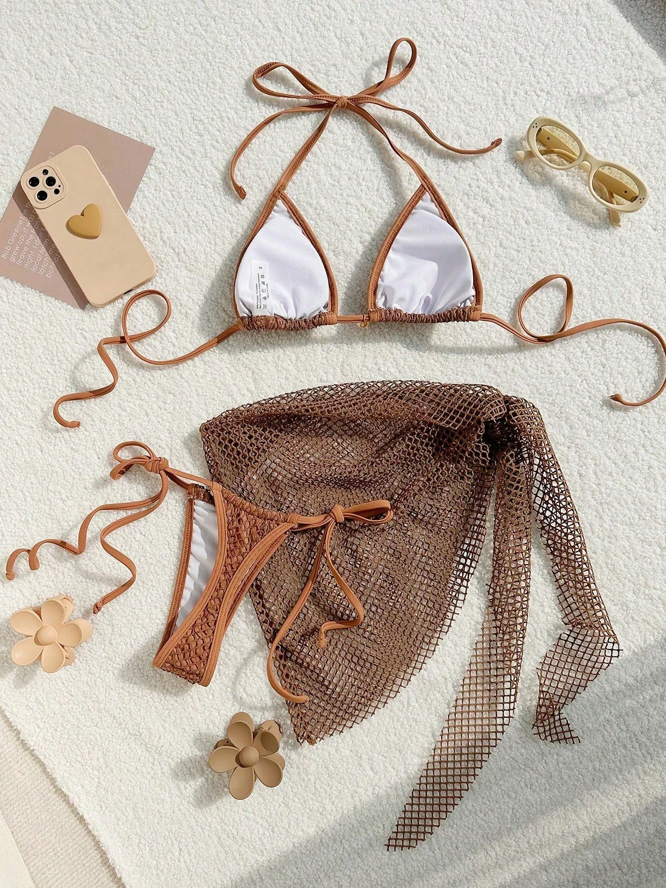 

Комплект бикини из коричневой сетчатой ткани с треугольными чашечками, декором в виде ракушек и пляжной накидкой