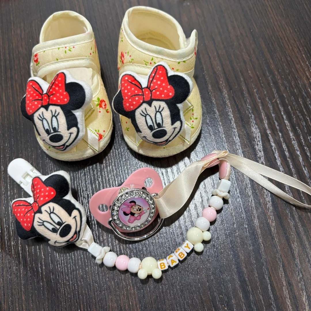 

Милая детская пустышка, держатель для пустышки и детские пинетки с мультяшным принтом. Подарок для кормления малыша. Уникальный дизайн. Идеальный подарок.