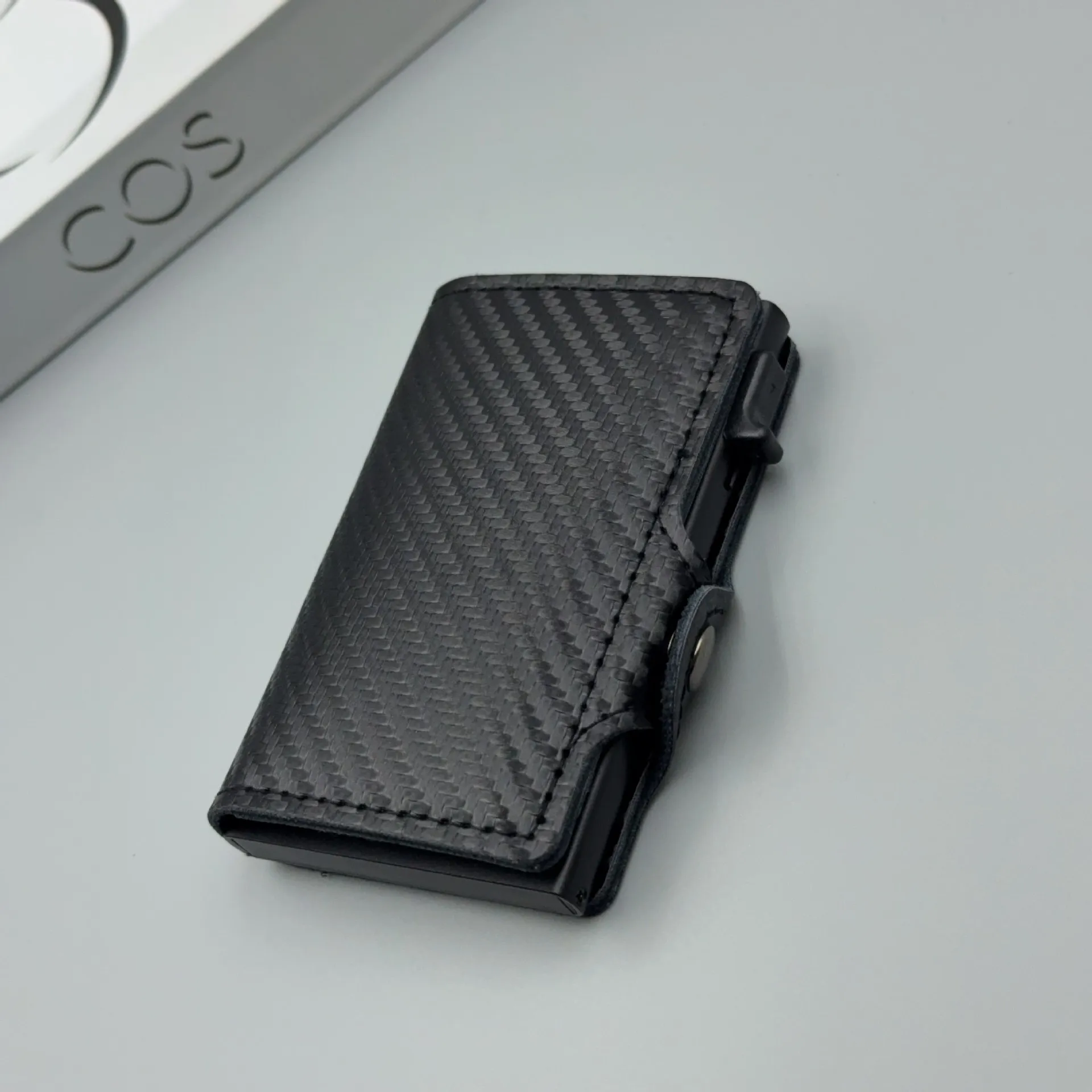 RFID-blockierender Pop-Up-Kartenhalter aus Kohlefaser, Herren-Geldbörse, minimalistisches Kredit- und Ausweiskartenetui, modische Geldbörse, Carteira Masculina – Detail 14