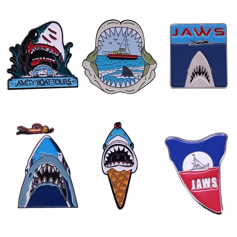 Pin esmaltado de mandíbulas, broche clásico de película de terror de Steven Spielberg, insignia de boca de tiburón para nadar, regalo de joyería de moda para hombres y mujeres