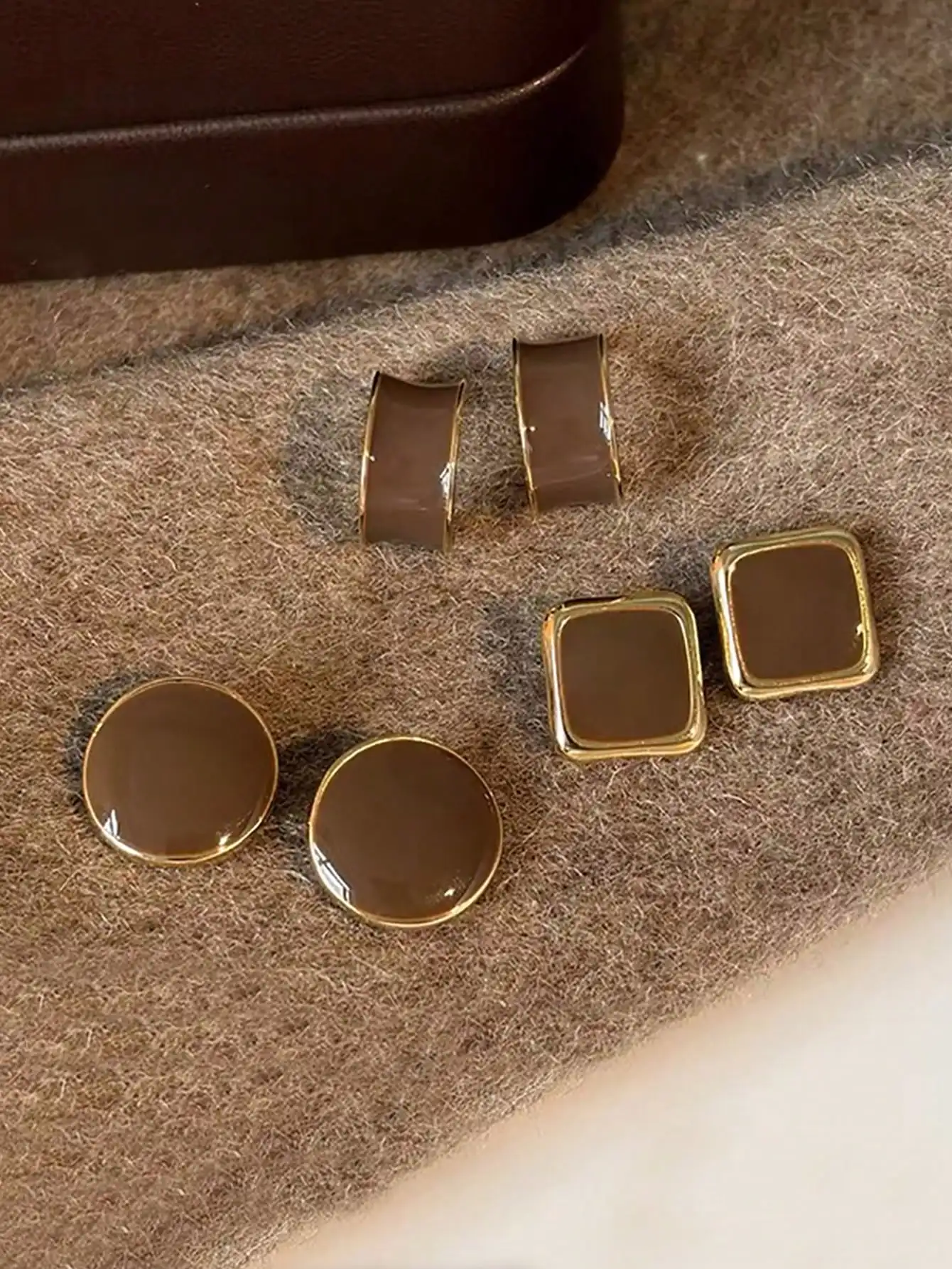 

Набор из 3 пар коричневых геометрических сережек-гвоздиков — золотистый оттенок, для повседневной и торжественной носки, осенне-зимний стиль