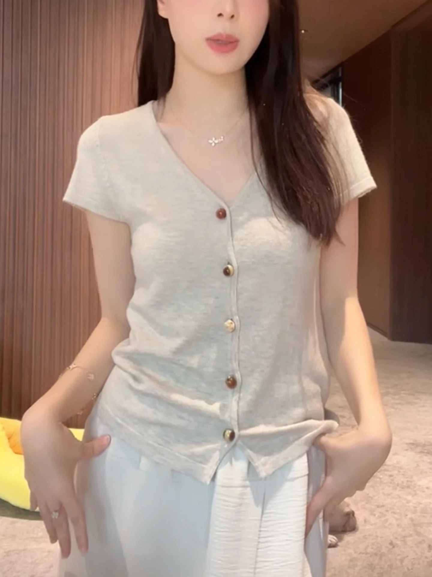 

Модный универсальный простой трикотажный топ с V-образным вырезом и коротким рукавом для женщин, повседневный, в корейском стиле, для работы, из шелка