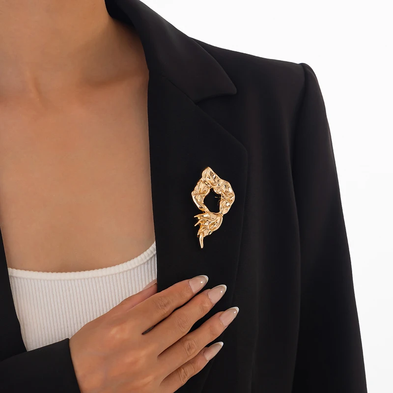 Old-fashioned Odd Hollowed Out Brooch for Females; Distinctive Stylish Suit Fasteners, Adaptable Corsage Clothes Trinket Gifts.