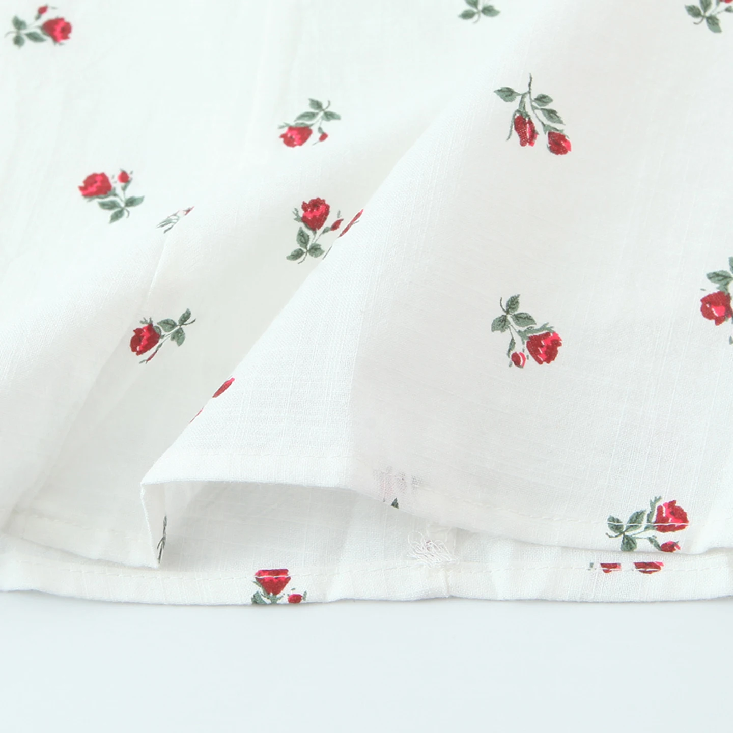 فستان نسائي ريترو سلي موديل 2025 شتوي جديد بطبعة ورود صغيرة وياقة مربعة وتصميم نحيف وأكمام منتفخة وطبعة زهور