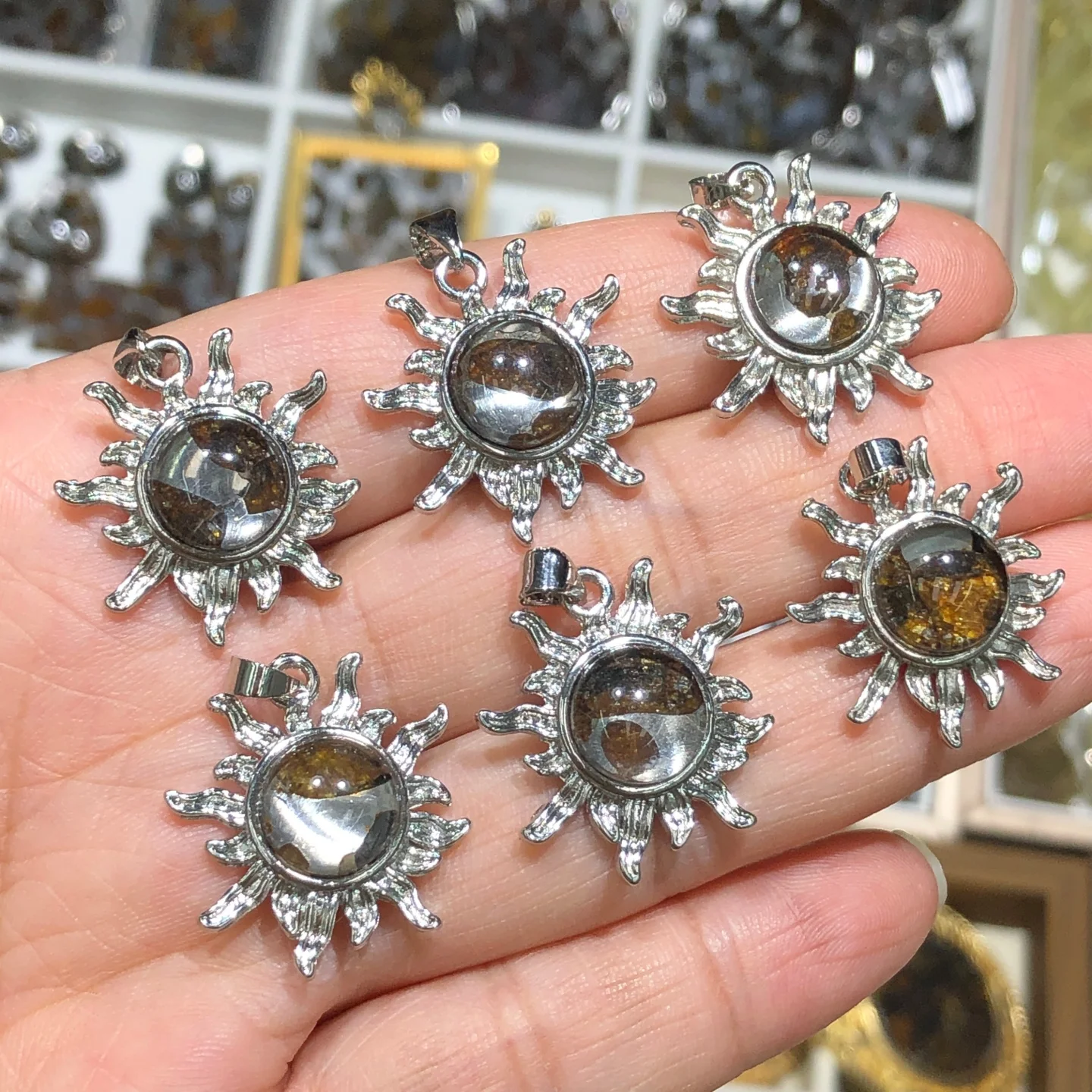 

1Pc Fengbaowu Natural Olive Aerosiderite Meteorite Sun Pendant 10MM Round Cabochon Stainless Steel Reiki Healing Stone Gift