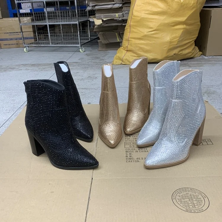 

Модные однотонные ботинки с острым носком на массивном высоком каблуке. Универсальные ботинки Faion со стразами для всех сезонов.