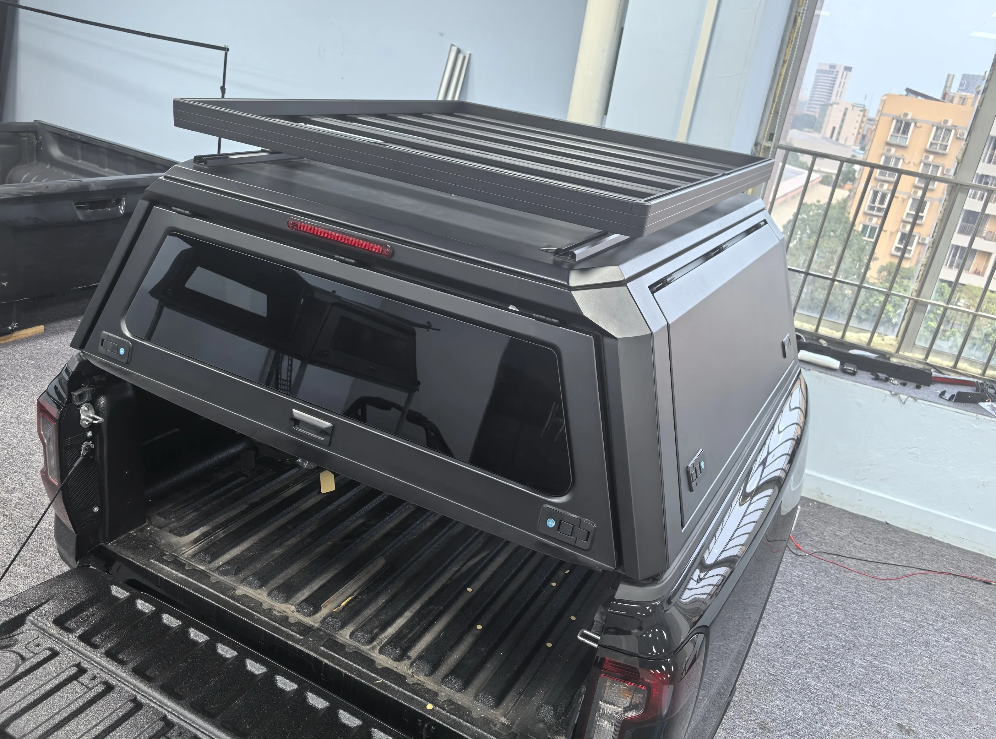 

Блокирующийся топпер с двойной кабиной для Frontier 05-22 5.0FT — алюминиевый сплав с раздвижным стеклянным окном