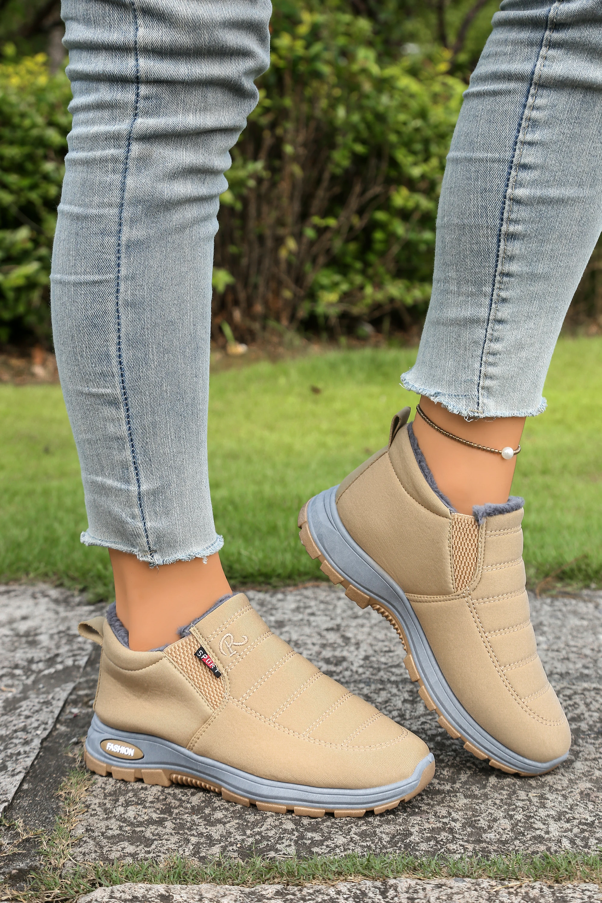 Gemütliche Damen-Wintersneaker mit Fellfutter, rutschfeste, dicke Sohle, bequeme Stiefeletten, einfach anzuziehende warme Schuhe für kaltes Wetter. – Detail 29