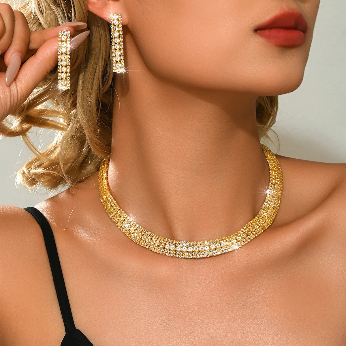 

Sexy online celebrity's dazzling water droplet necklace and collar chain, a fashionable and simple yet versatile set.