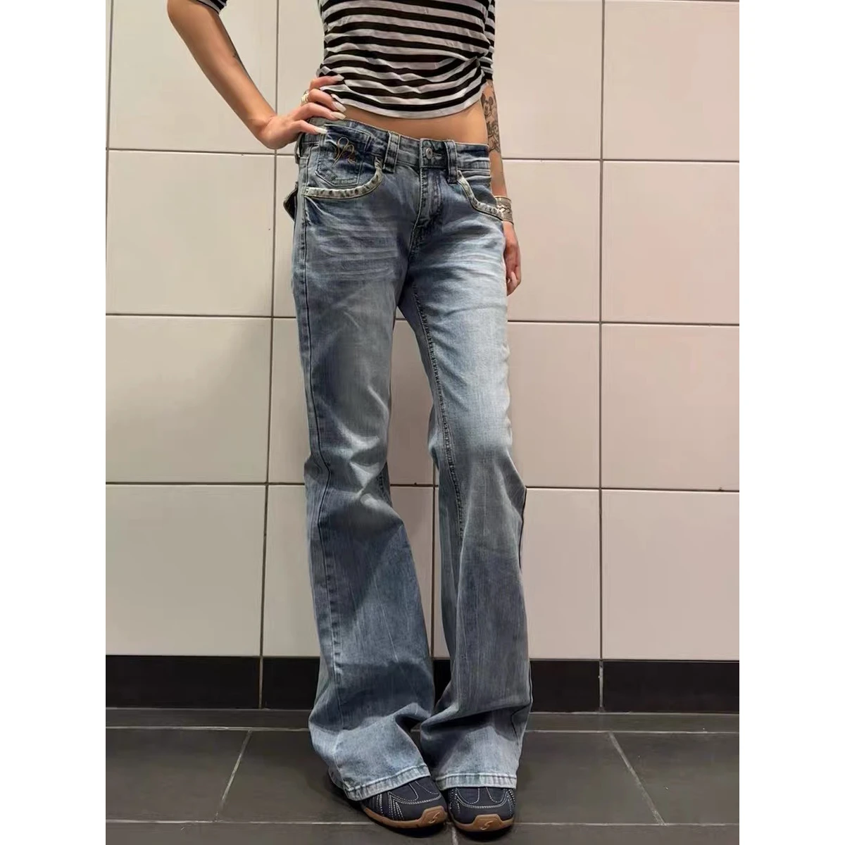 Calça Jeans Retrô Americana com Estampa de Leopardo Lavada e Recortes, Ajuste Slim, Unissex, Perna Reta, Versátil, Casual, Ci...