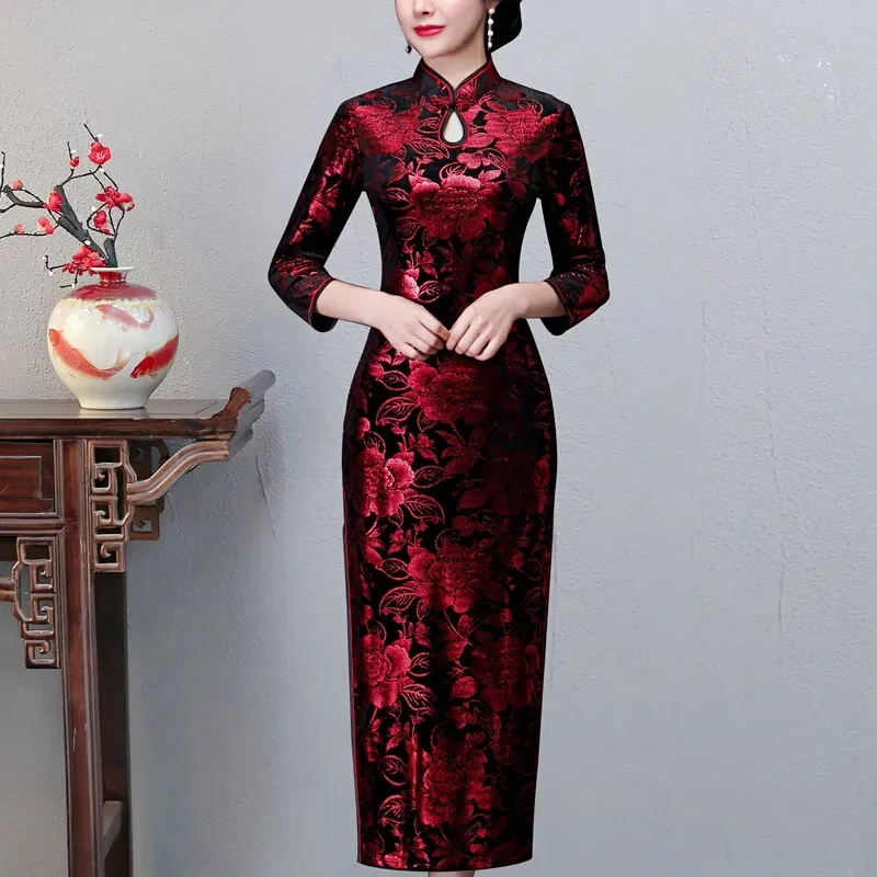 Primavera estate velluto oro Cheongsam abito lungo donna temperamento Slim rosso abiti da sera da sera madre velluto abiti M-6XL