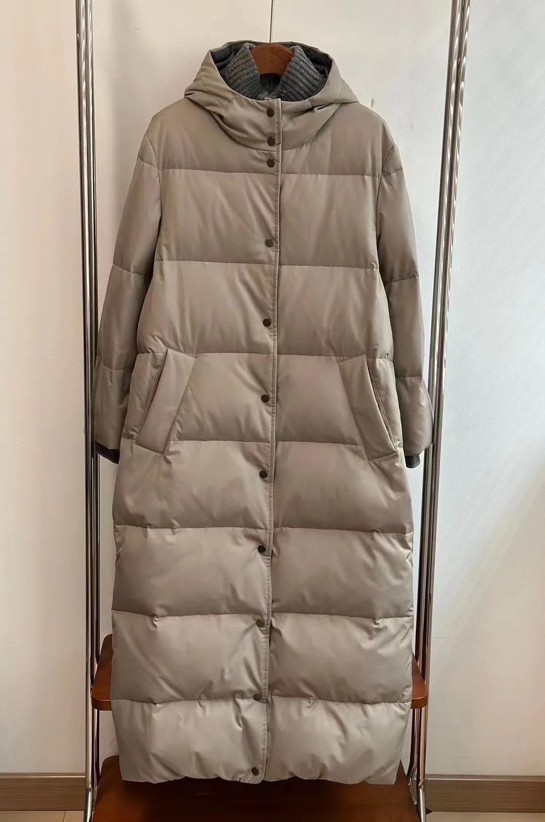 Luxurious autumn-winter long goose down jacket with hood