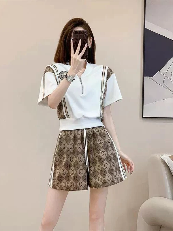 

Fashionable Casual Women's Two-Piece Set Summer Design Sensation Stylish Age-Defying Sporty Short Shorts Ensemble