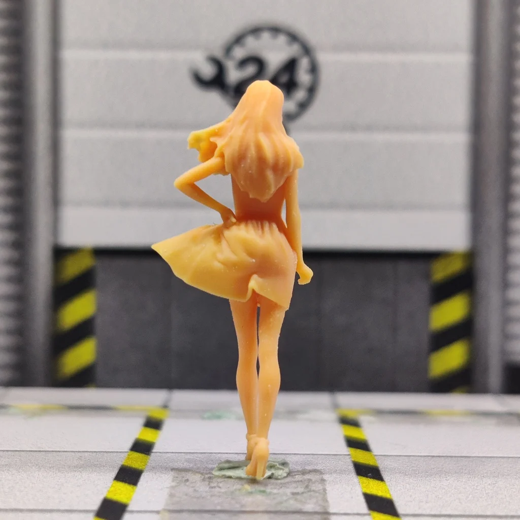 1/64 1/43 Scale Model Resin A Tall Girl with Long Hair Walking In The Wind Uncolored Miniature Diorama Hand-painted T211