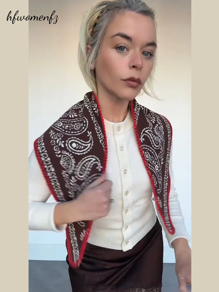 cachecol-de-malha-triangular-com-estampa-paisley-vintage-lenco-feminino-com-acabamento-contrastante-acessorio-de-moda-2026-acessorio-feminino-versatil-novidade