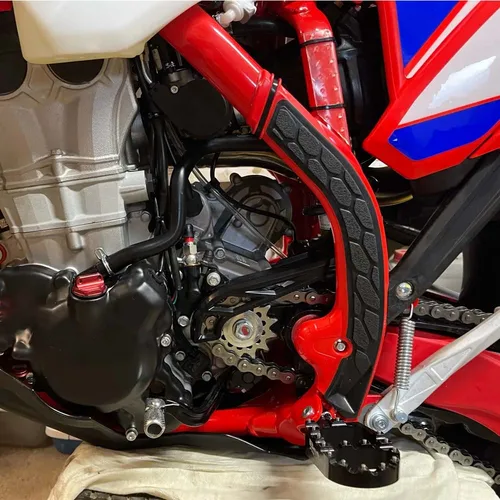Imagen 2 del producto Cubierta protectora de Marco Enduro para BETA RR, RRS, RS, 125, 200, 250, 300, 350, 390, 430, 480, 500, 520, 2T, 498RR, 400RR, 520RS, 450RS, 4T