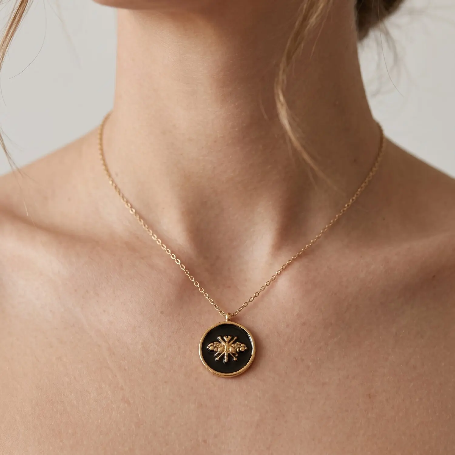 Stainless Steel Vintage Round Bee Pendant Charms Necklace For Women Geometric Circular Insect Chain Choker Fashion Jewelry