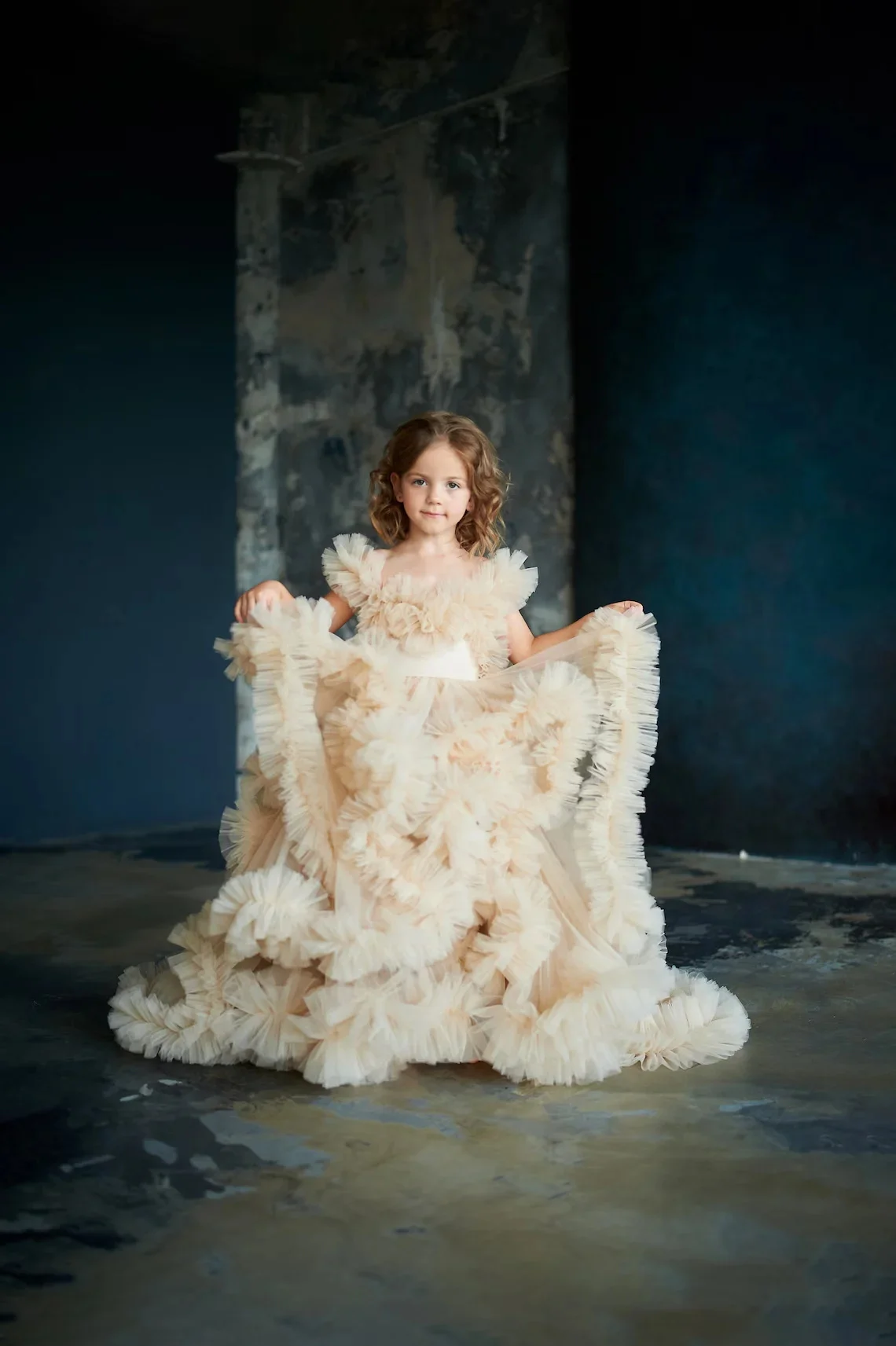 Maßgeschneiderte Blumenmädchenkleider aus Spitze und Tüll für die Hochzeit, rückenfrei, bodenlang, luxuriöses Erstkommunionkleid für Kindergeburtstagsfeier