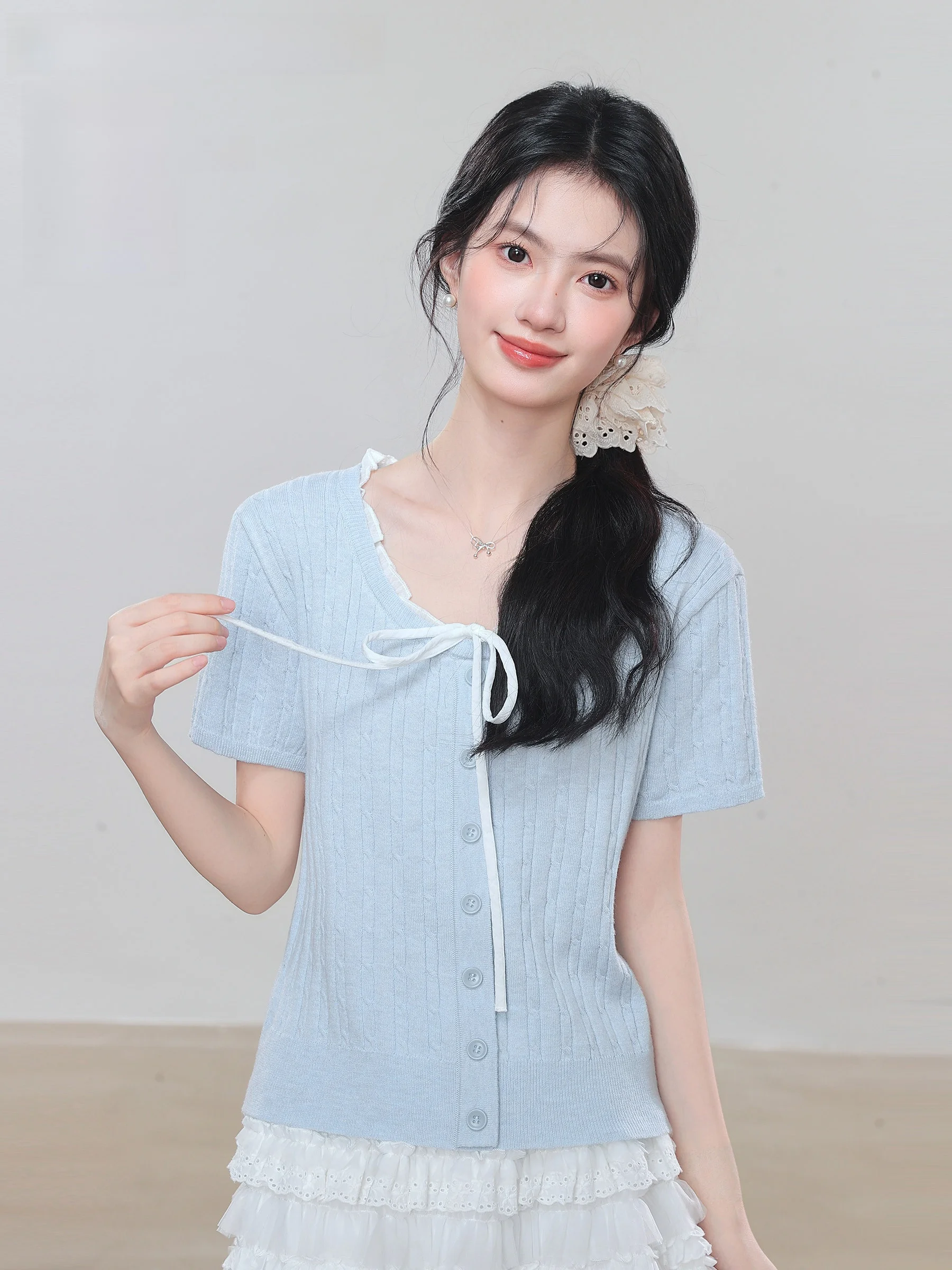 

Женский топ Lingjiu 2025: Новинка, нежное кружево, трикотаж, приталенный крой, защита от УФ, однотонный, для повседневной носки, V-образный вырез