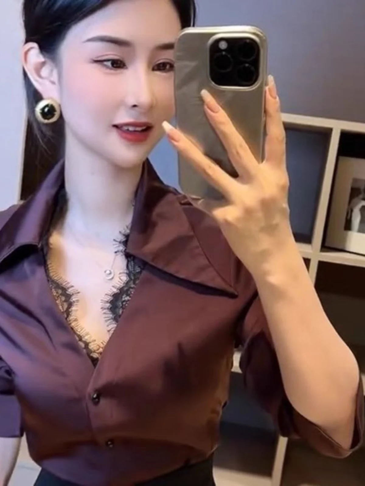 

Женский приталенный топ с кружевными вставками, длинный рукав, модный, универсальный, в корейском стиле, с пуговицами, V-образный вырез, полиэстер...