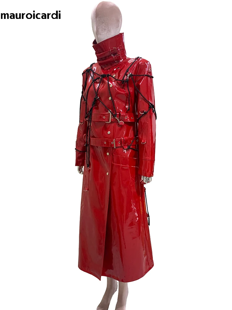 Mauroicardi 秋クールロング光沢のある反射赤パテントフェイクレザーコート女性巾着ダブルベルトパンクスタイルの服