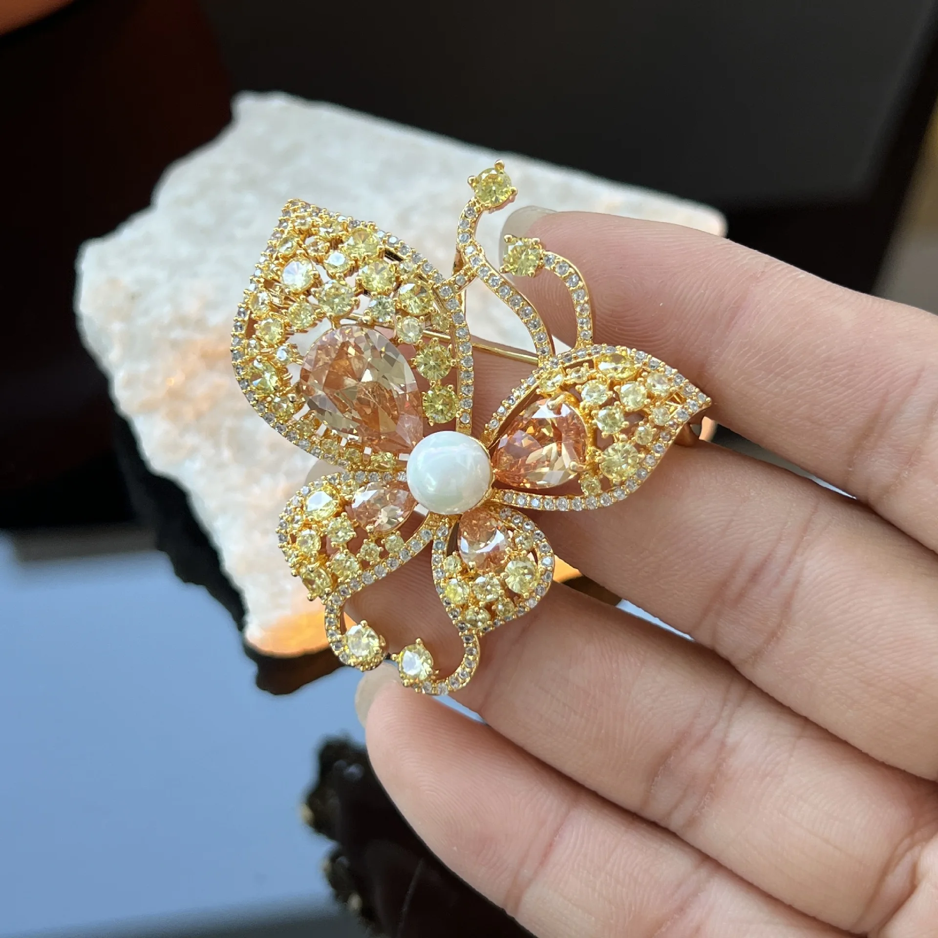 Fashion Hollow Vivid Butterfly Copper Inlaid Zircon Pearl Brooch Pin for Formal Dress Suit Clothing Decor Jewelry Accessory Gift