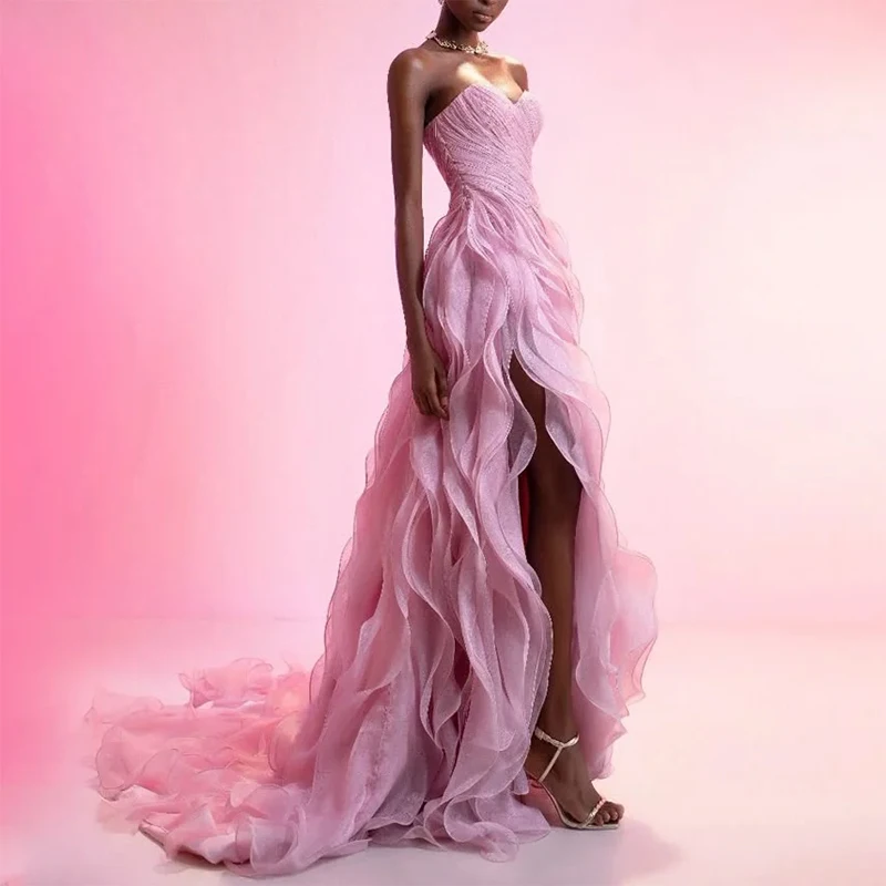 Eleganckie różowe sukienki wieczorowe bez ramiączek z falbanami i rozcięciami z boku Suknie na studniówkę Dostosowane szaty wieczorowe