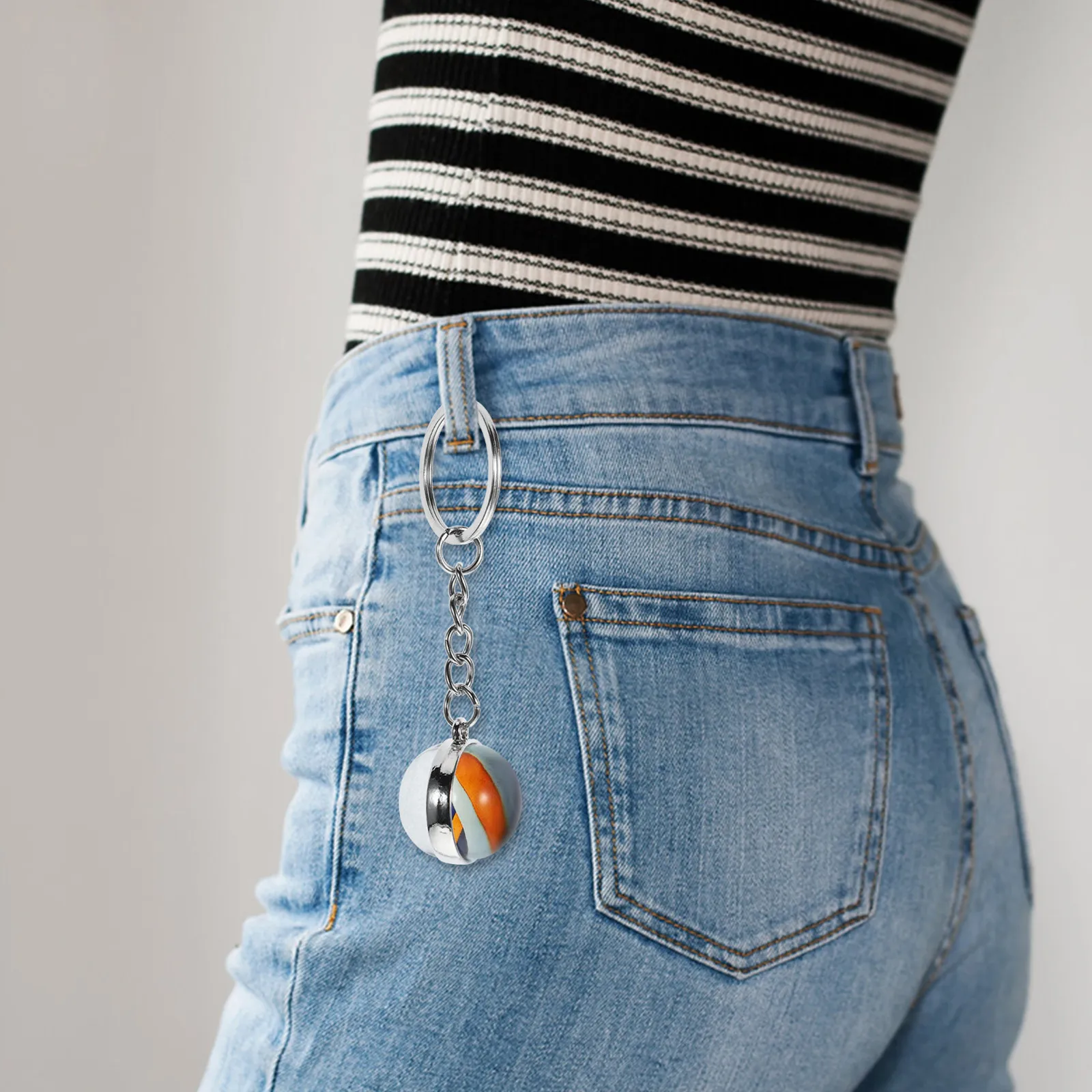 

2 шт. Изысканные брелоки в виде спортивных мячей (волейбол), сувениры для вечеринок, подарок для игроков, украшение для рюкзака, креативные подвески для ключей