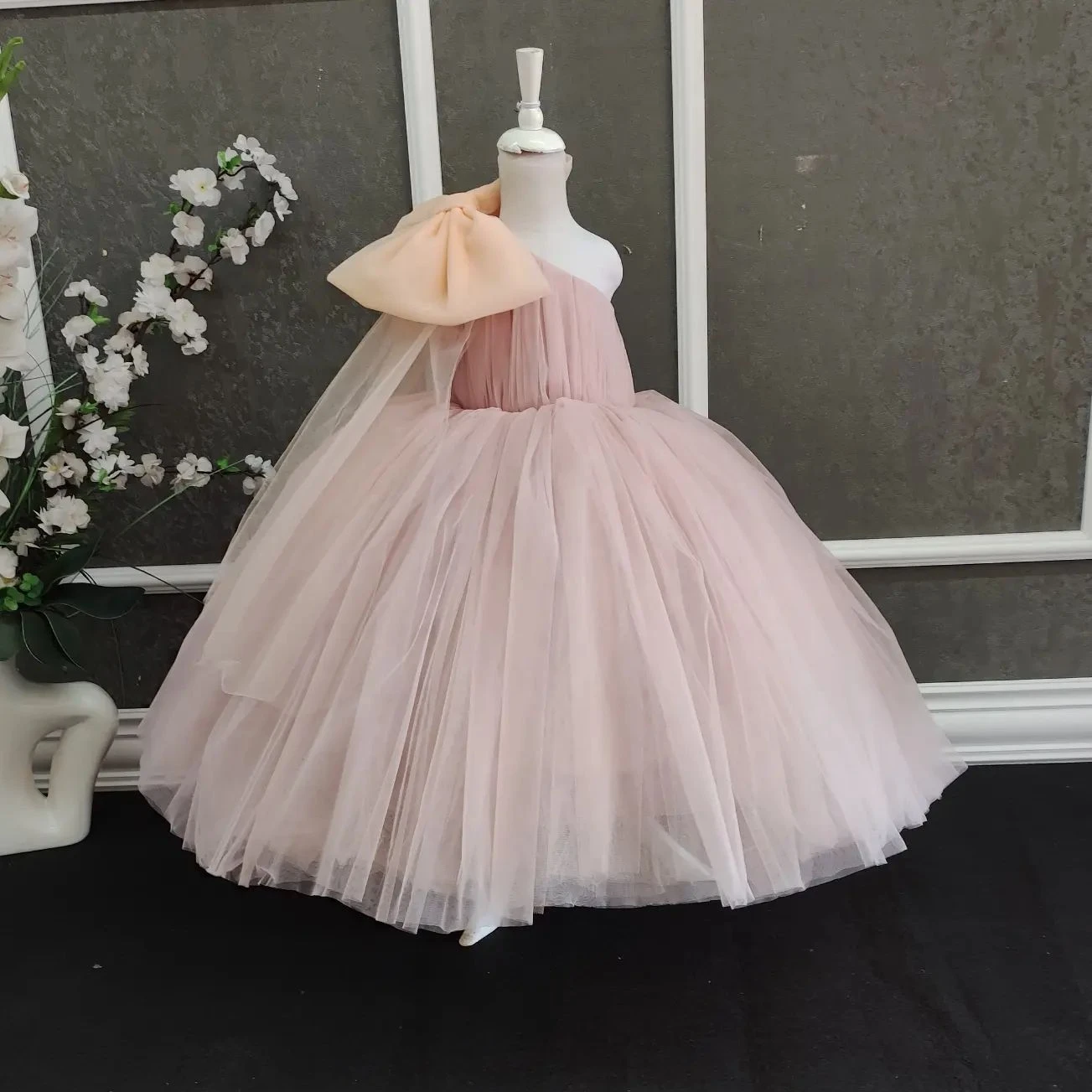 

Pink Tulle Ball Gown Flower Girl Dresses One Shoulder Kids Birthday Gowns with Bows Children Toddler Baby Wedding Guest Dresses