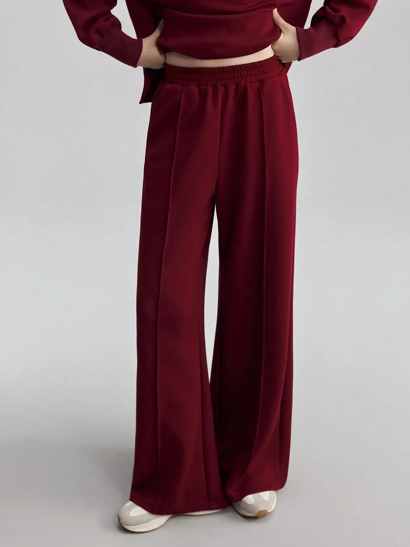 Bordeaux 2-delige set: top met hoge hals en lange mouwen & wijde broek, minimalistische urban casual stijl