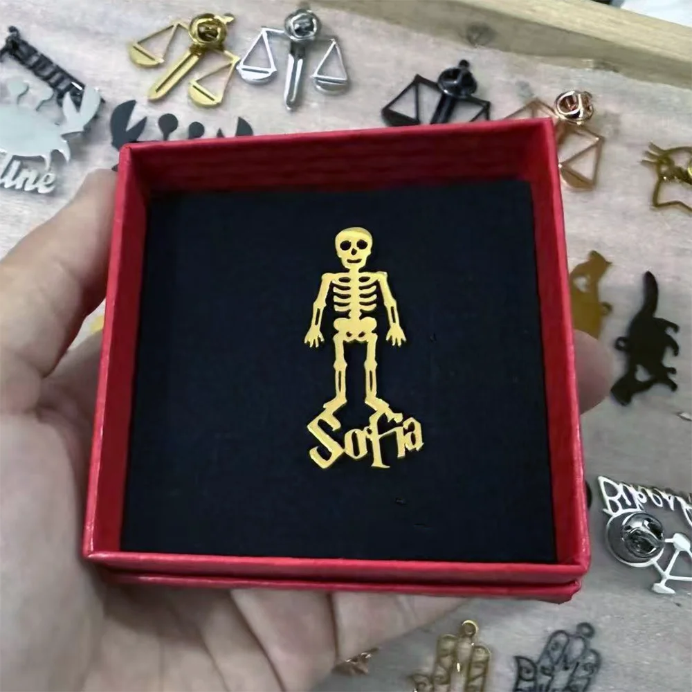 Custom Skeleton Name Lapel Pin Personalized Gothic Skull Badge Gold Tone Stainless Steel for Punk Style Halloween Gift Accessory