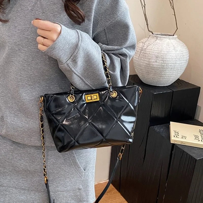 

Female Shoulder Bag Retro Monogram Crossbody Bag A Popular Choice Among Ladies For Its Versatile Design