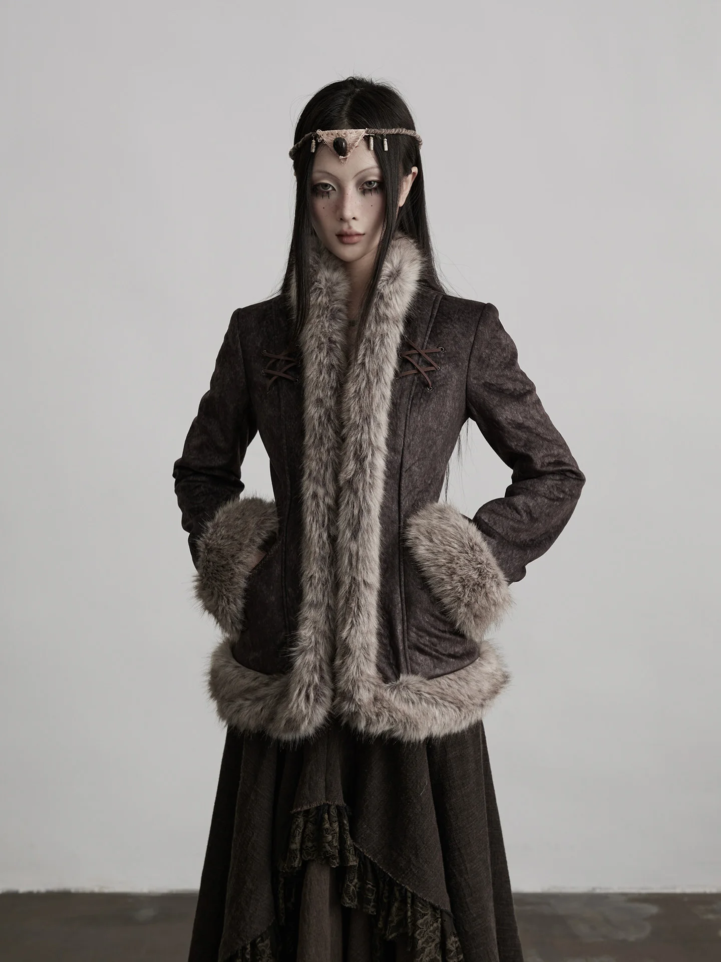 

Зимняя женская куртка INDUE Ele ort в карамельном цвете с меховым воротником, приталенным силуэтом и винтажным дизайном