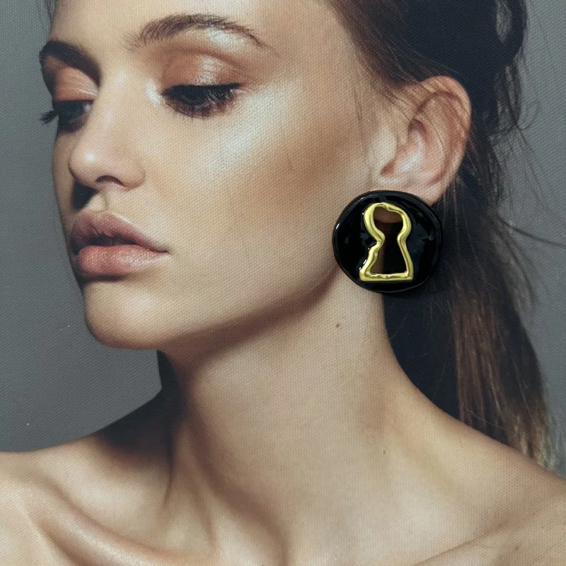 French Retro Design Lockhole Palm Letter Enamel Black Gold Earrings for Women