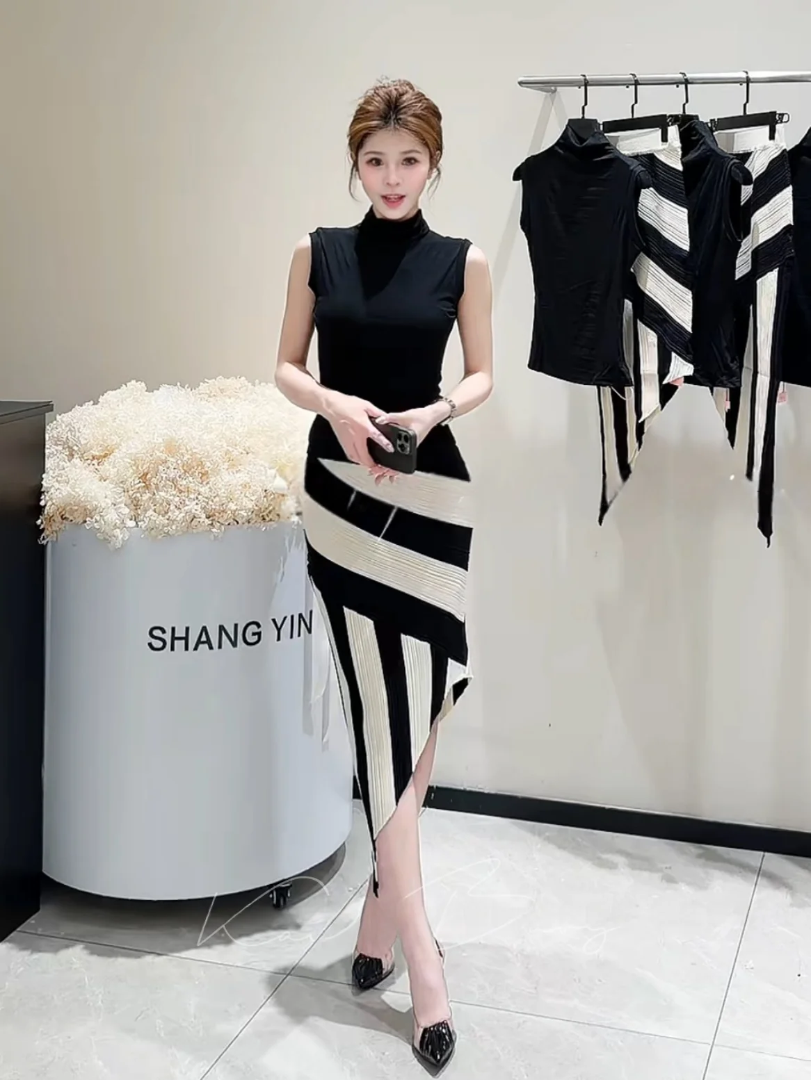 

Casual High Neck Slim Fit Vest And Stripe Skirt Two Piece Set Women's Summer Fashion Outfit Chinese Brandless Label