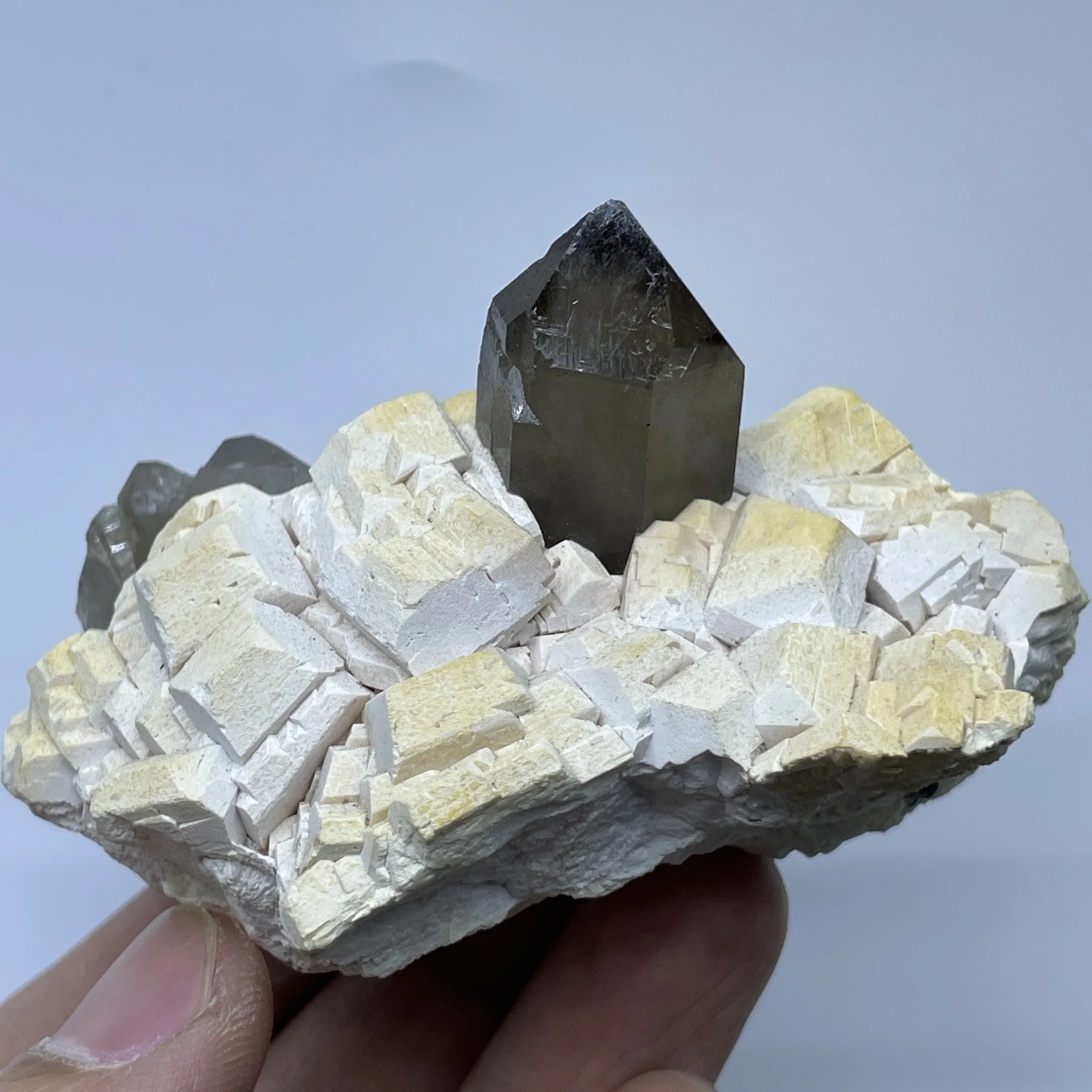 

Натуральный фольгой с дымчатой кварцевой рудой, образец минерала, хрустальный кластер, садовый декор, целебный камень, украшение для дома