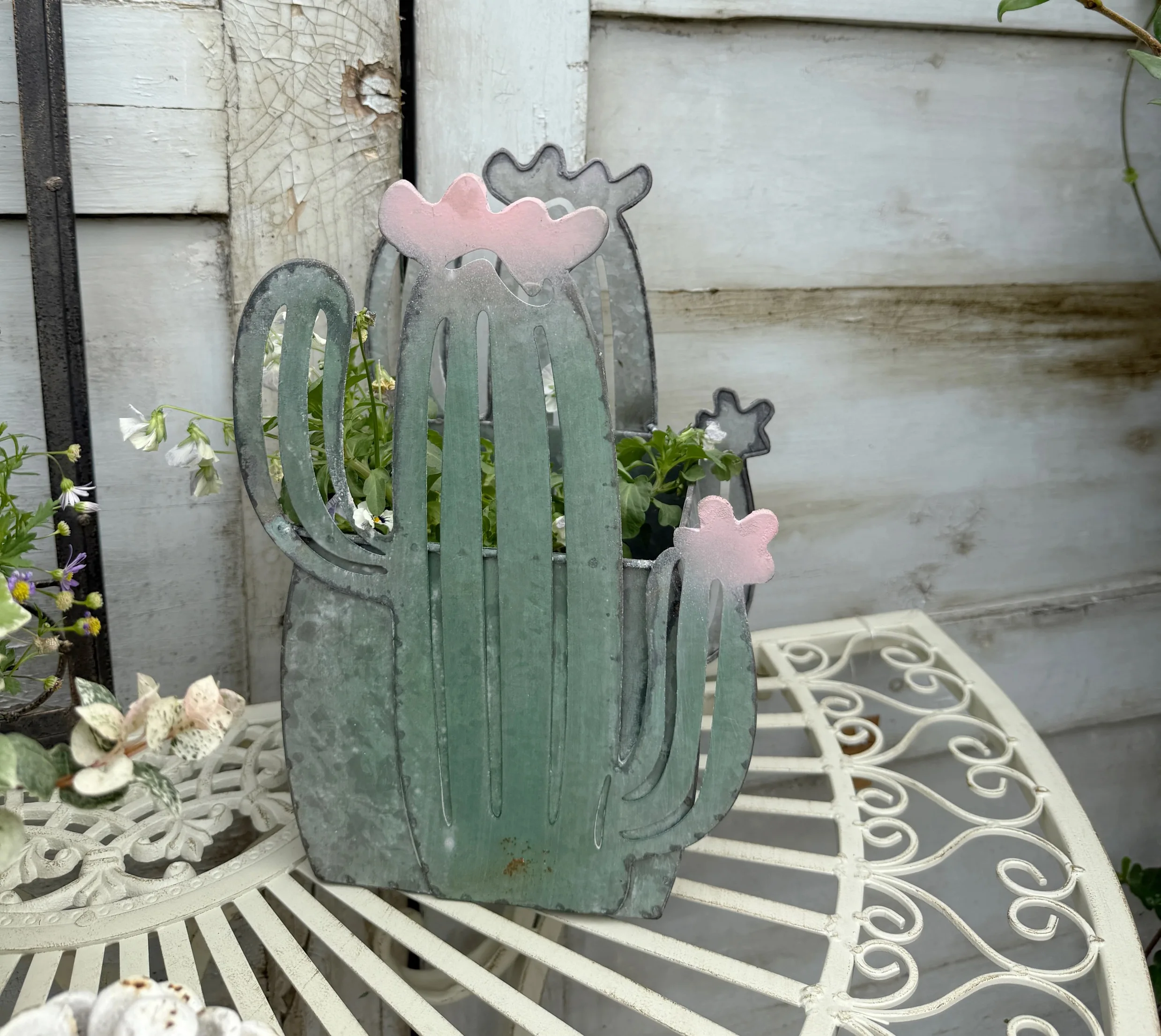 Vintage Metal Cactus Garden Decor, Green Rustic Plant Holder with Pink Flowers, 19.5 x 13.5 x 28.5cm, Decorative Outdoor Planter